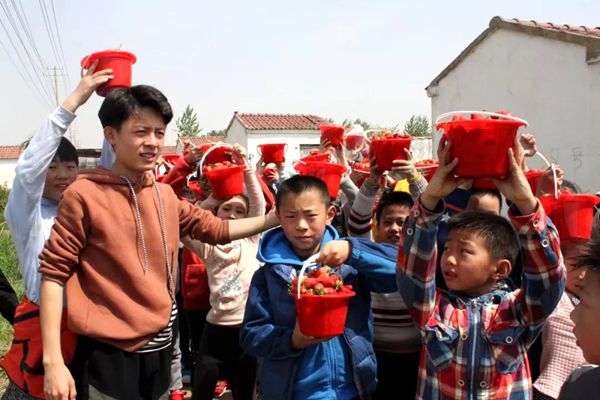 同時(shí)向他們介紹了草莓種植方法，普及了草莓知識(shí)。