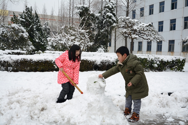 美麗的景色吸引孩子們前來堆雪人