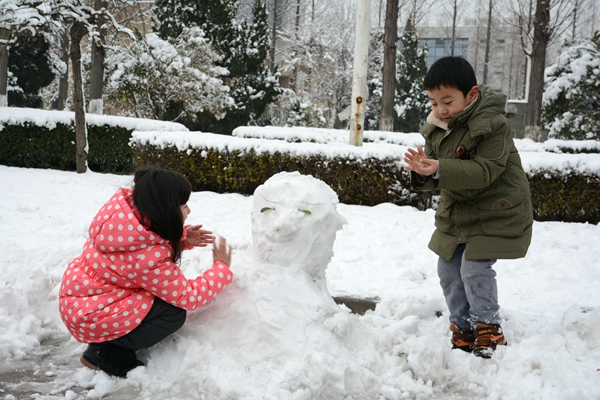 美麗的景色吸引孩子們前來堆雪人